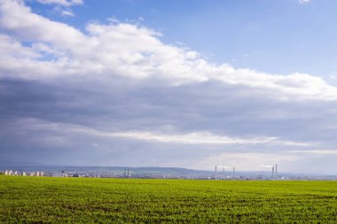 Güneşli bir gün görünümü üzerinde bir şehir yasaktır bacalardan ile