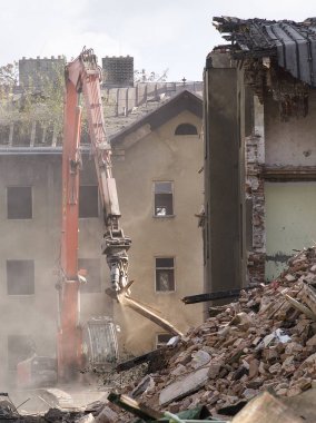 Yarı toz ve enkaz crasher makine ile kaplı tuğla ev çöktü