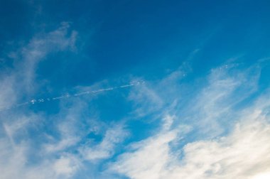 Interrupted chemtrail masmavi gökyüzü ile beyaz bulutlar üzerinde tek. Uçak iz. Kıvırcık iz. Chemtrail komplo teorisi