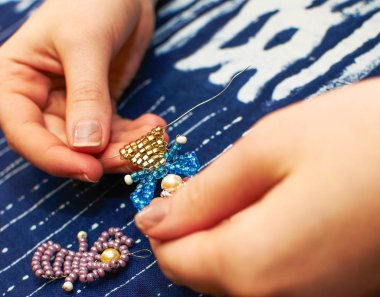 Bobin dantel geleneksel şekilde yapmak. Detay yara iplik ile ahşap bobin holding eller üzerinde. Yastık dantel