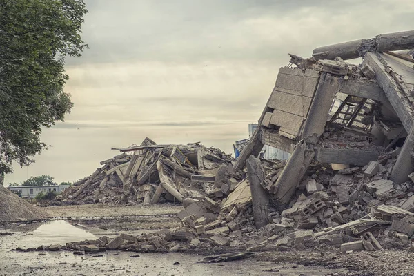 Edificio de hormigón industrial colapsado con muchas ruinas y polvo . — Foto de Stock