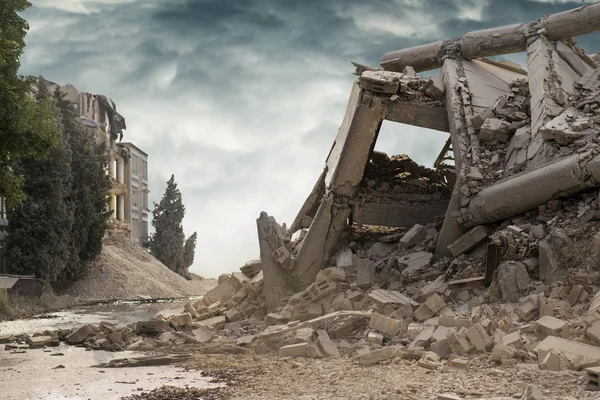 Vista sobre um edifício industrial de concreto desmoronado com céu dramático escuro acima — Fotografia de Stock