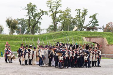 Olomouc Çek Cumhuriyeti Ekim 7 2017 tarihsel Festivali Olmutz 1813. Napolyon asker dikkat ve bir subay tarafından denetlenen durmak. Askeri kabul.
