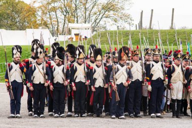 Olomouc Çek Cumhuriyeti Ekim 7 2017 tarihsel Festivali Olmutz 1813. Napolyon asker dikkat ve bir subay tarafından denetlenen durmak. Askeri kabul.
