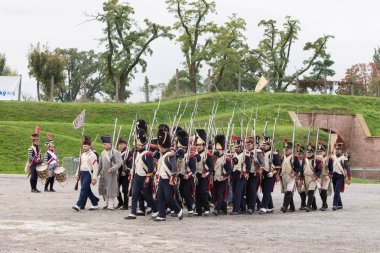 Olomouc Çek Cumhuriyeti Ekim 7 2017 tarihsel Festivali Olmutz 1813. Napolyon asker dikkat ve bir subay tarafından denetlenen durmak. Askeri kabul.