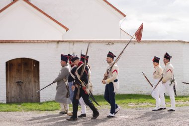 Olomouc Çek Cumhuriyeti Ekim 7 2017 tarihsel Festivali Olmutz 1813. Napolyon asker güzel beyaz Katolik Kilisesi tarafından yürümek. Bir savaştan sonra güneşli bir gün