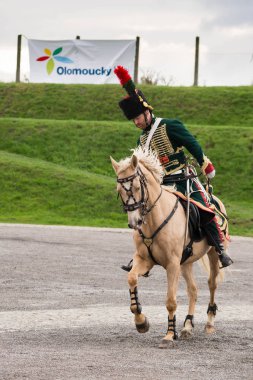 Olomouc Çek Cumhuriyeti Ekim 7 2017. Napolyon memur tarihsel festival Olm tz 1813, kahverengi bir binicilik.