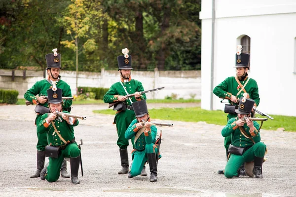 Olomouc, Tsjechië oktober 7e 2017 historische festival Olmutz 1813. Napoleontische soldaten eenheid in groene uniformen maakt zich klaar om het vuur van hun musketten — Stockfoto