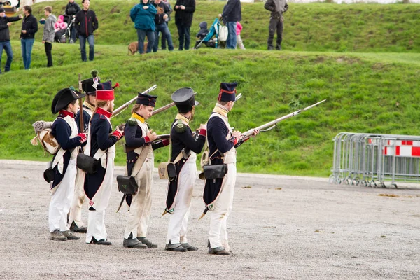 Olomouc, Tsjechië oktober 7e 2017 historische festival Olmutz 1813. Napoleontische soldaten eenheid maakt zich klaar om het vuur van hun musketten — Stockfoto