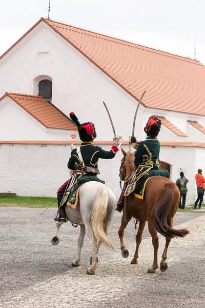 Olomouc, Tsjechië oktober 7e 2017 historische festival Olmutz 1813. Twee Napoleontische officieren paardrijden paarden en bestrijding van sabels met een kerk in de achtergrond. — Stockfoto