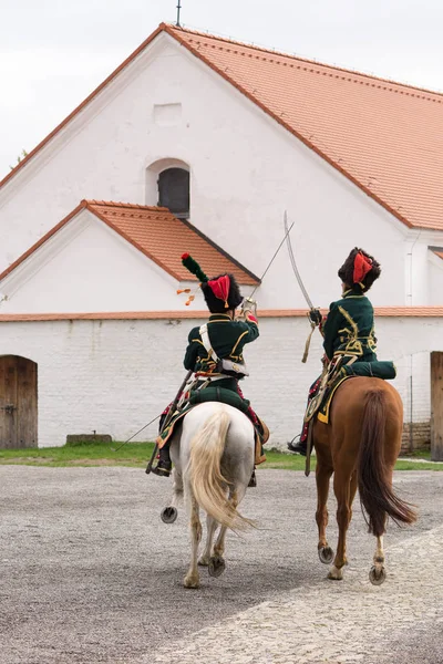 Olomouc, Tsjechië oktober 7e 2017 historische festival Olmutz 1813. Twee Napoleontische officieren paardrijden paarden en bestrijding van sabels met een kerk in de achtergrond. — Stockfoto