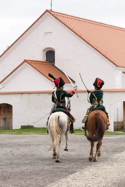 Olomouc, Tsjechië oktober 7e 2017 historische festival Olmutz 1813. Twee Napoleontische officieren paardrijden paarden en bestrijding van sabels met een kerk in de achtergrond. — Stockfoto