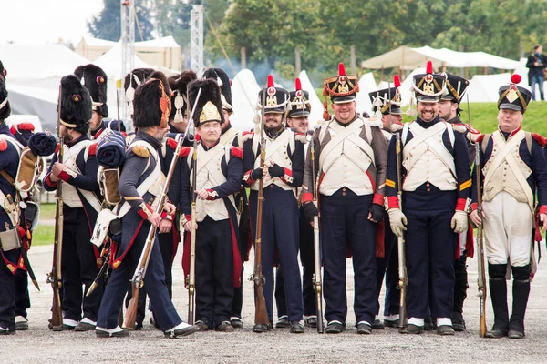 Olomouc, Tsjechië oktober 7e 2017 historische festival Olmutz 1813. Napoleontische soldaten staan aandacht en wordt gecontroleerd door een officier. Militaire muster — Stockfoto