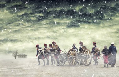 Napolyon asker ve kar düşüyor ve bir top düz arazi, fırtınalı bulutlar ile kırsal çekerek yürüyen kadınlar. Askerler hasarlı abonded eve doğru gidiyor. Eve geliyor