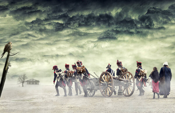 Наполеоновские солдаты и женщины маршируют и вытаскивают пушку на равнине, в сельской местности с бушующими облаками. Солдаты направляются к поврежденному заброшенному дому. Возвращаясь домой
