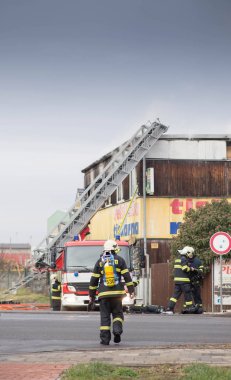 Prostejov Çek Cumhuriyeti 28 Ocak - itfaiye merdiveni araba yangın tarafından tahrip bir prefabrik ev yanında. Gerçek durumu firefigting