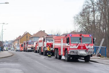 Prostejov Çek Cumhuriyeti 28 Ocak - itfaiye yolda gerçek sırasında ayakta birkaç yangın söndürme araçları mücadele eylem