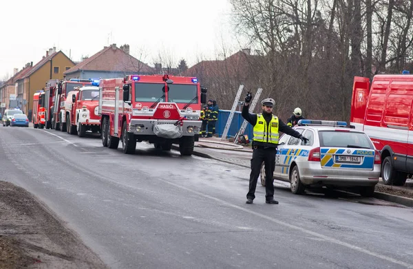 Aksiyon Dövüş gerçek ateşten bir yer üzerinde trafik iletken Prostejov Çek Cumhuriyeti 28 Ocak - polis, trafik memuru