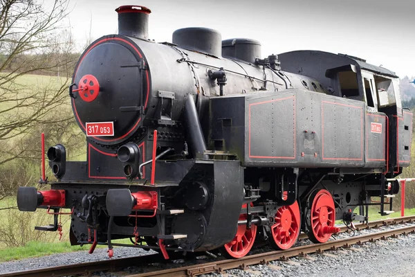 Locomotora negra de vapor simple con ruedas rojas. Motor renovado —  Fotos de Stock