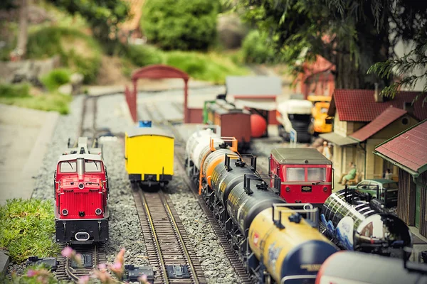 赤い電気モデル鉄道機関車と駅と機能を備えたシーンが全体のレイアウトのセット. — ストック写真
