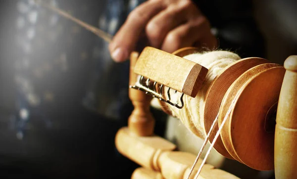 Action Detail of hands working old Fashioned Wool Spinning Wheel. Vintage tailoring equipment concept. Traditional devices — Stock Photo, Image