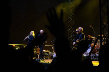 Cechy pod Kosirem, Çek Cumhuriyeti 8 Eylül 2017. Popüler çek folk grubu Cechomor konser. Rock düzenlemeleri geleneksel şarkıları çalmaya Czechomor çek müzik grubu.