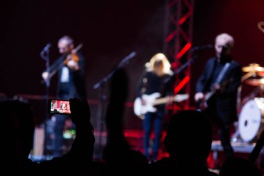 Cechy pod Kosirem, Çek Cumhuriyeti 8 Eylül 2017. Popüler çek folk grubu Cechomor konser. Rock düzenlemeleri geleneksel şarkıları çalmaya Czechomor çek müzik grubu.