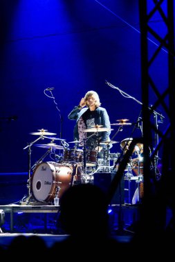 Cechy pod Kosirem, Çek Cumhuriyeti 8 Eylül 2017. Popüler çek folk grubu Cechomor konser. Davulcu Lukas Pavlik bateri solo çalıyor. Czechomor müzik grubu geleneksel şarkıları rock düzenlemelerde