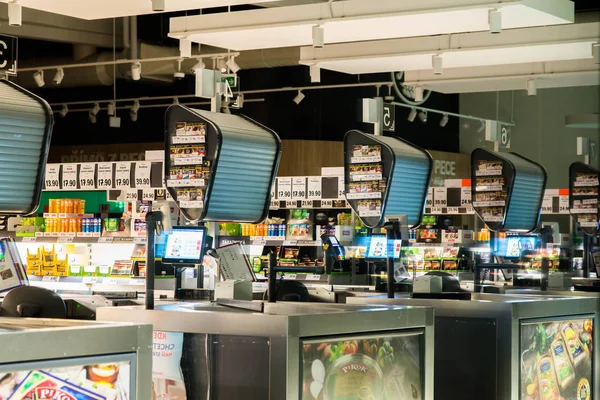 Prostejov Çek Cumhuriyeti 8 Eylül 2017. Nakit masaları Lidl süpermarkette kimse ile görüntüleyin. Kapalı mağazasında. Hipermarket yok insanlarda
