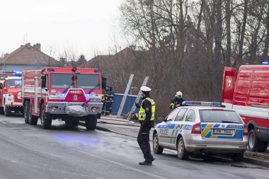 Aksiyon Dövüş gerçek ateşten bir yer üzerinde trafik iletken Prostejov Çek Cumhuriyeti 28 Ocak - polis, trafik memuru