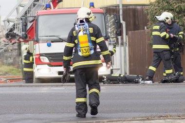 Prostejov Çek Cumhuriyeti 28 Ocak - itfaiyeci doğru yürüyen bir firetruck gerçek yangın aksiyon Dövüş sırasında