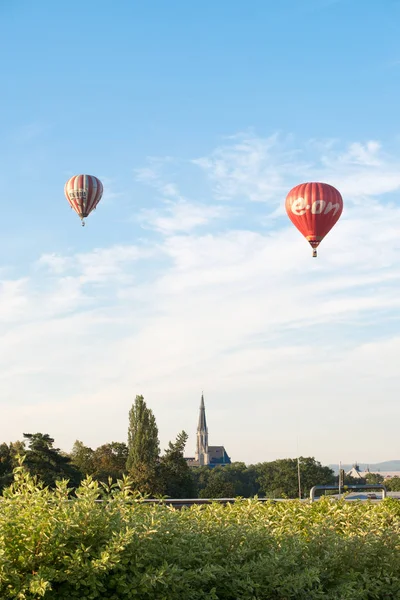 奥洛穆茨捷克代表 2017年8月18日 热气球飞过奥洛穆茨和圣迈克尔教堂和圣 瓦茨拉夫大教堂 — 图库照片