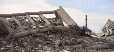 Endüstriyel beton bina çarpması imha. Felaket sahne enkaz, toz ve çöktü binalar dolu