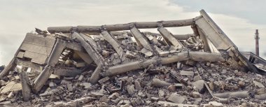 Endüstriyel beton bina çarpması imha. Felaket sahne enkaz, toz ve çöktü binalar dolu