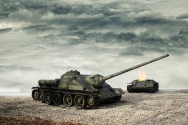 Sovyet tank destroyeri SU-100 arkada başka bir Rus tankıyla birlikte ön tarafta. Kulesi olmayan Sovyet tankı yanıyor..