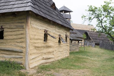 Archeoskanzen Modra, Büyük Moravya yerleşiminin açık hava müzesi, Modra, Avrupa. Kil alçılı ahşap evler