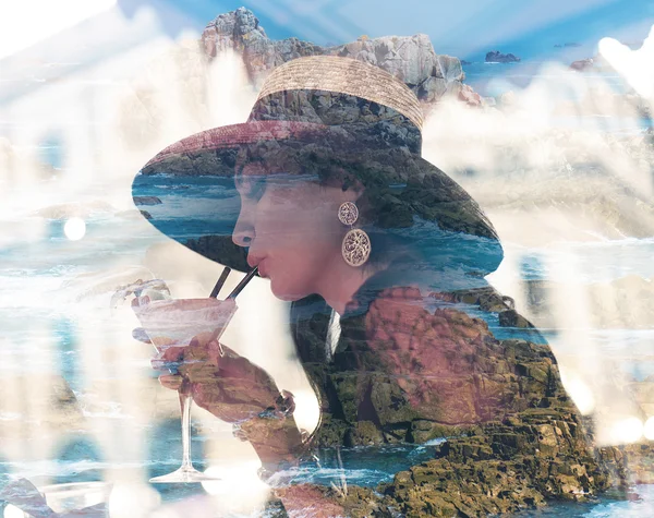 Doppia esposizione di donna bere cocktail e paesaggio marino con cli — Foto Stock