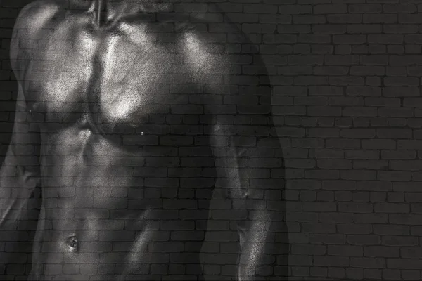Doppia esposizione di petto maschile verniciato nero e muro di mattoni — Foto Stock