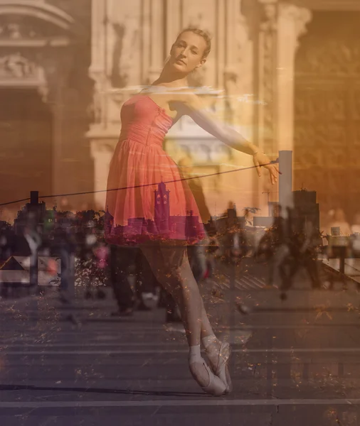 Doble exposición de bailarina de ballet y silueta de paisaje urbano al atardecer — Foto de Stock