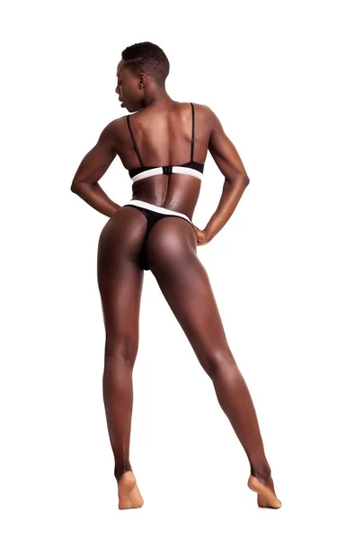 Задний портрет африканской модели с шикарным телом в спортивном костюме — стоковое фото