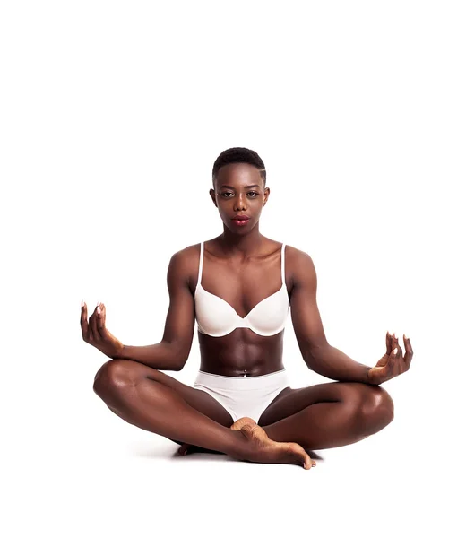 Gorgeous african girl portrait sitting cross-legged while medita — Stock Photo, Image