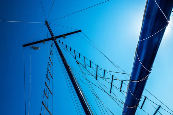 Maszt grecki statek sylwetka i niebieski niebo — Zdjęcie stockowe