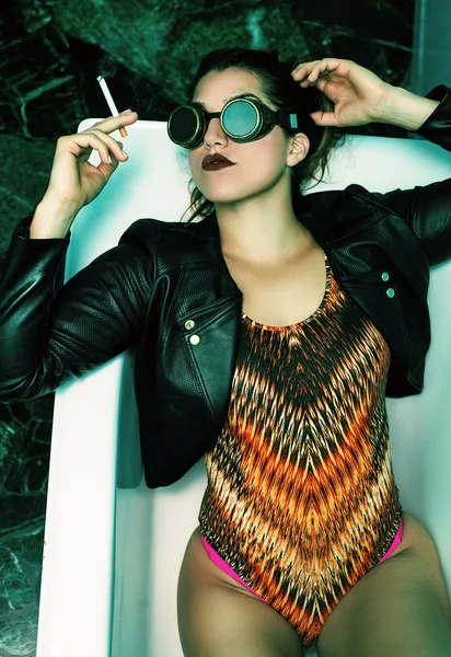 Preciosa mujer con gafas steampunk y fumar en el baño — Foto de Stock