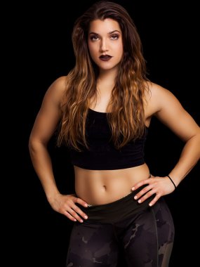 Güzel ve seksi vücut geliştirmeci portre silah akimbo ile