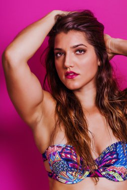 Kameraya bakarak muhteşem kadın vücut geliştirmeci portre portre