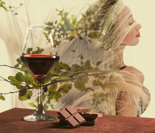 Copa de vino con chocolate y chica serena con hojas verdes — Foto de Stock