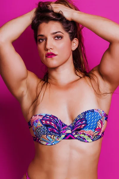 Kameraya bakarak ve posin muhteşem kadın vücut geliştirmeci portre