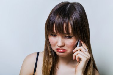 Güzel kız portre telefonda konuşurken ve olmayı hayal kırıklığına