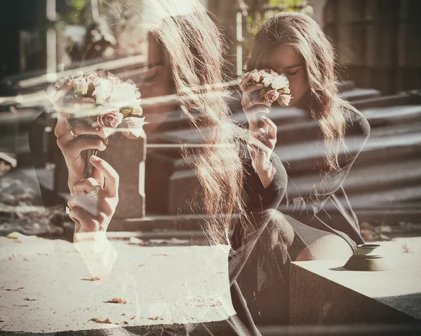 Doppelbelichtung trauriger Witwe mit Blumen in der Nähe eines Grabes — Stockfoto