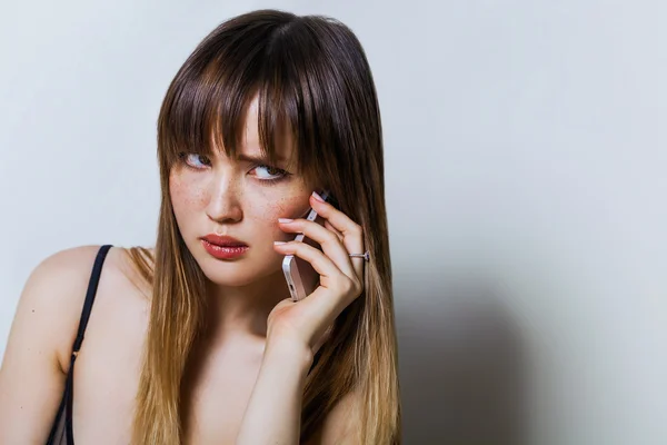 Retrato menina bonita fazendo um telefonema com expressões incertas — Fotografia de Stock